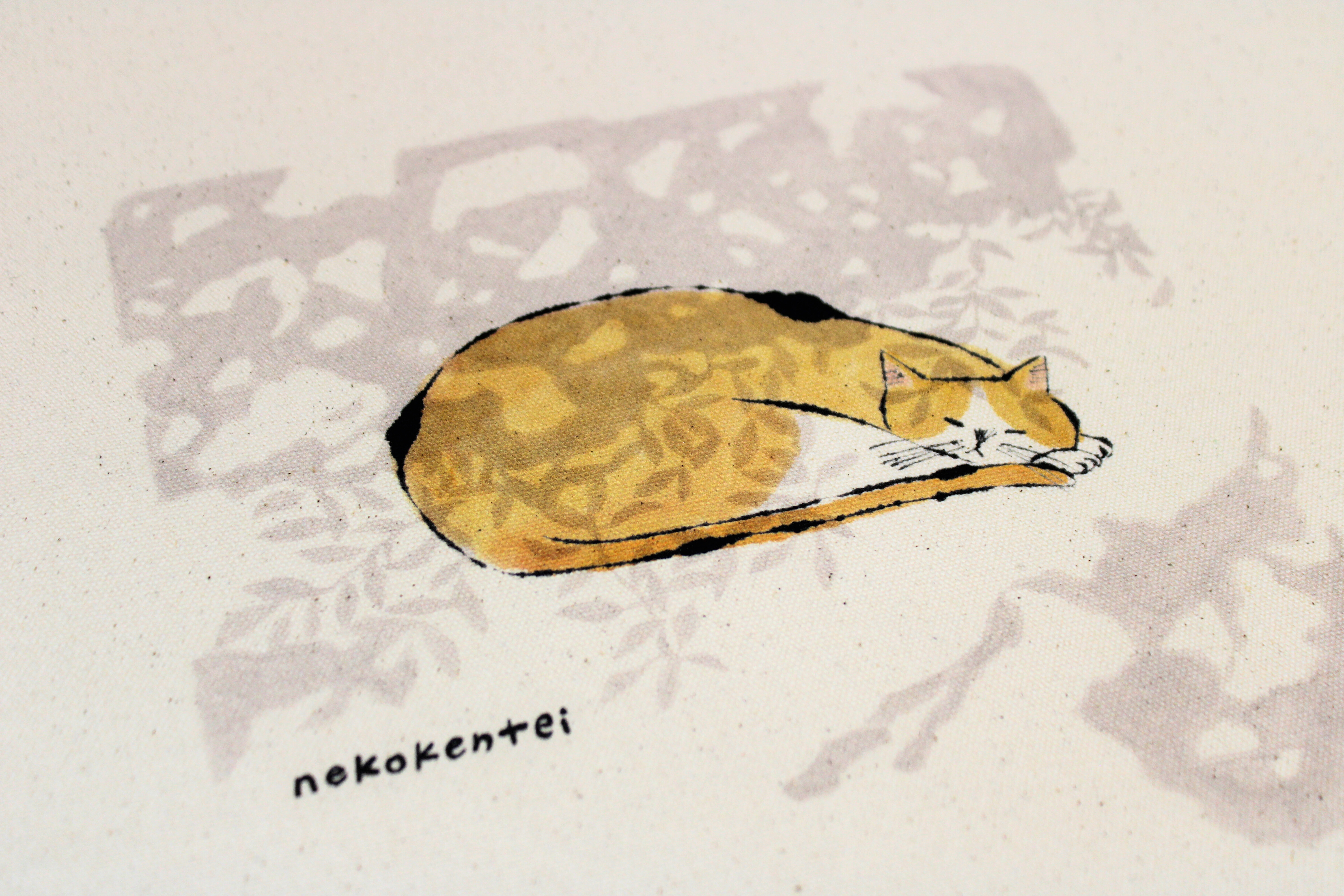 木陰ですやすや休む猫が愛らしいトートバッグ。